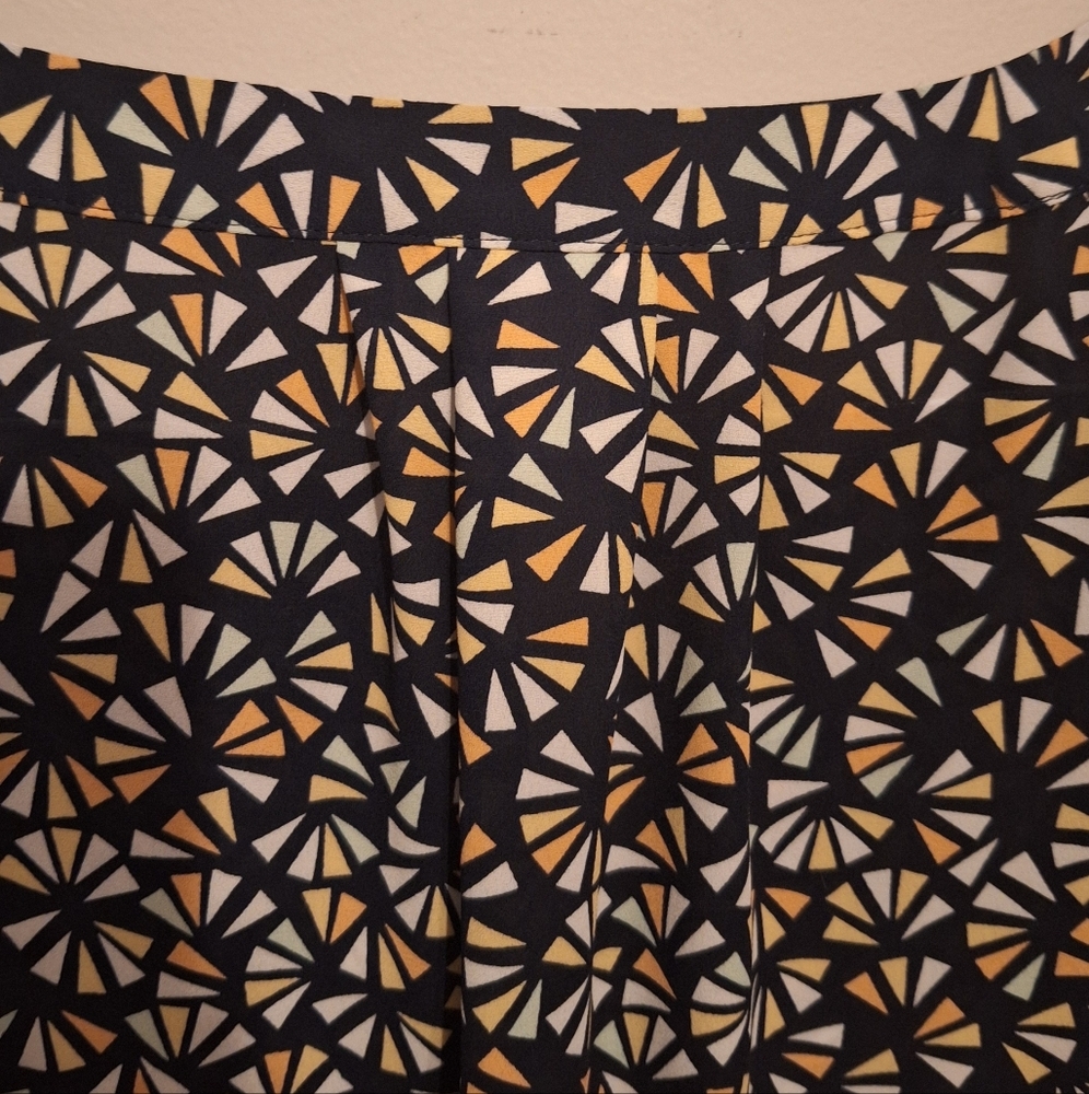 Liz Claiborne Stylish Women's Geometric Patterned Top - Picture 4 of 10